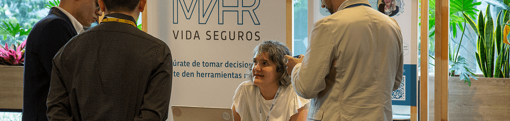 Asistentes conversando en un espacio informal durante un coffee break del evento.