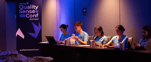 Staff organizador entregando kits