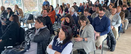 Participantes siguiendo atentos las charlas