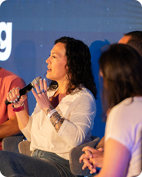 Foto de Alejandra Viglietti brindando una charla en el Quality Sense Conf 2023.