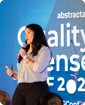 Foto de Blanca Moreno brindando una charla en el Quality Sense Conf 2023.