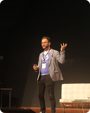 Foto de Leandro Melendez brindando una charla en el Quality Sense Conf 2022.