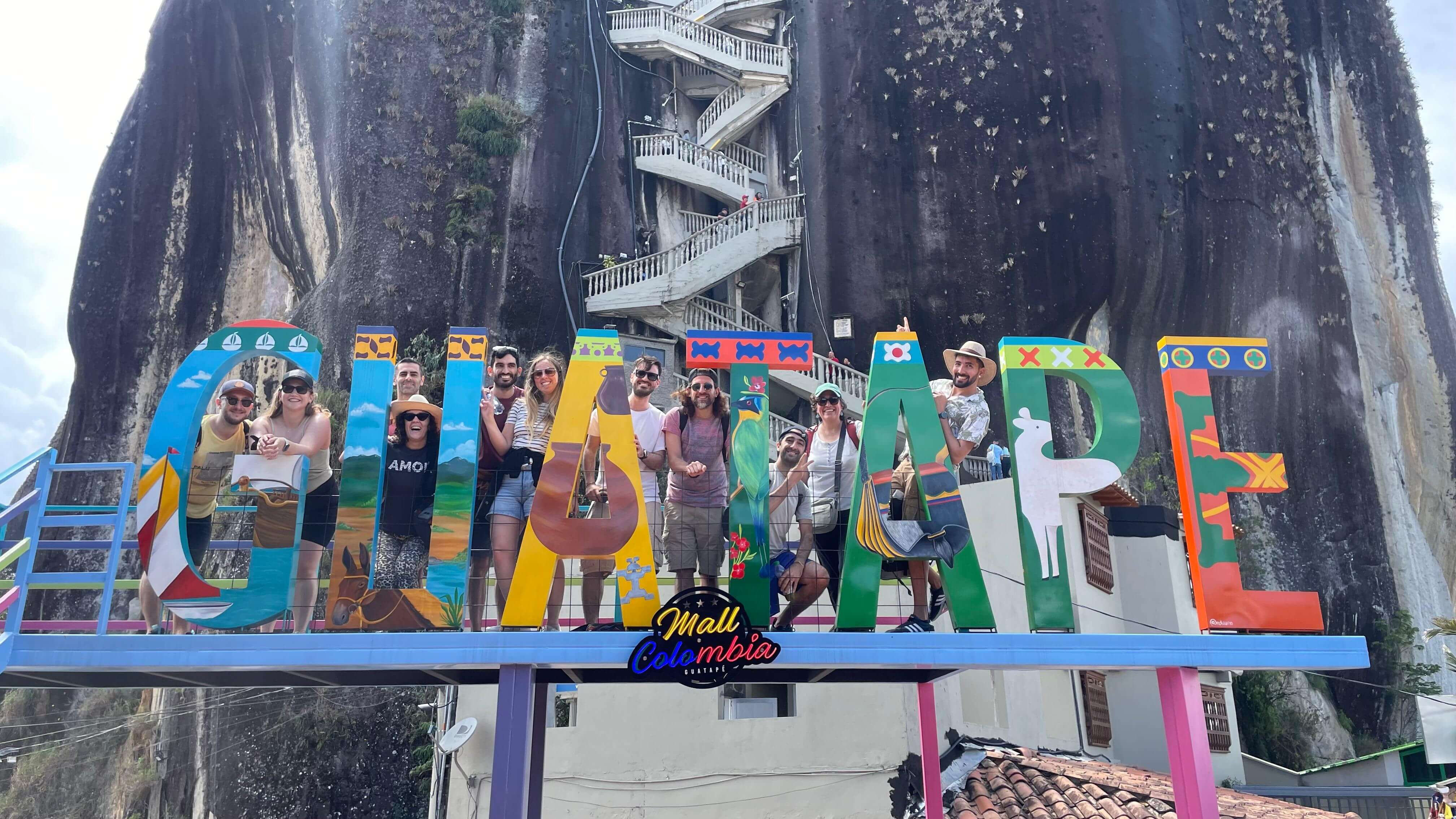 Networking de la comunidad en Colombia, frente a mural en Guatapé.
