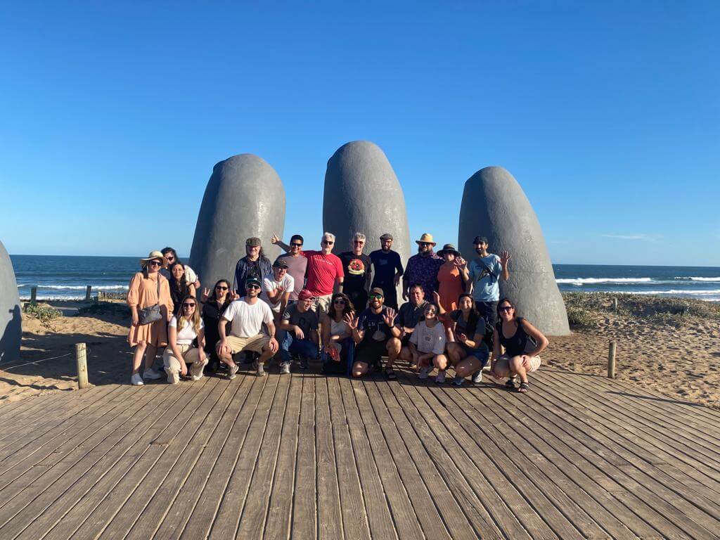 Networking en Punta del Este junto al monumento La Mano.