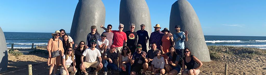 Networking en Punta del Este junto al monumento La Mano.