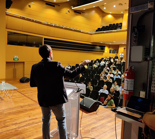 QSConf 2022: vista desde el escenario hacia el público.